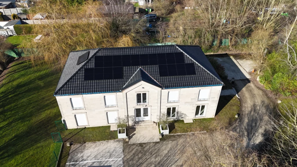 Volledige dakrenovatie van een alleenstaande woning, met zonnepanelen te Kortrijk door Curodak Bouwgroep (na)