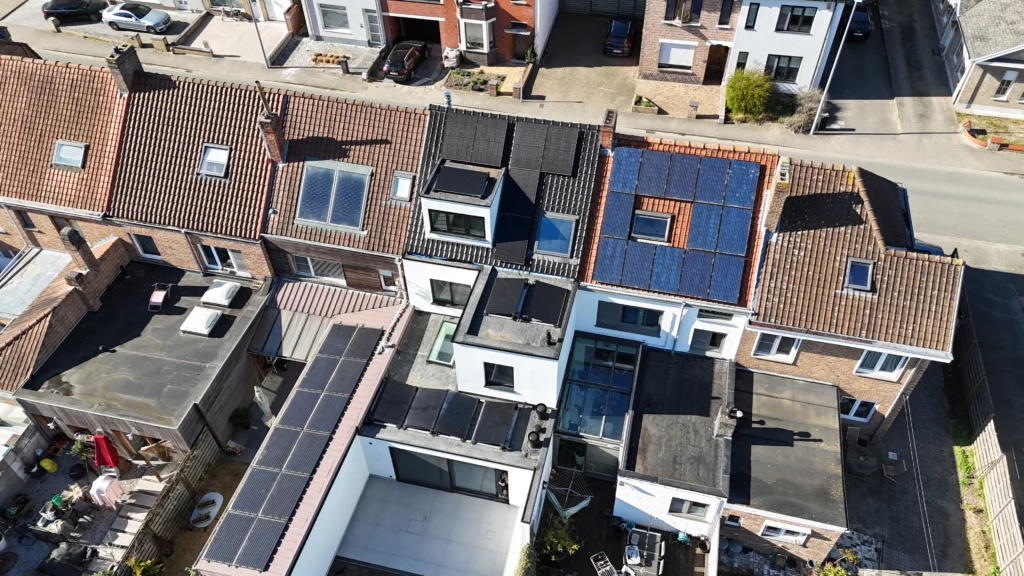 Volledige dakrenovatie met isolatie en zonnepanelen te Sint-Michiels door Curodak