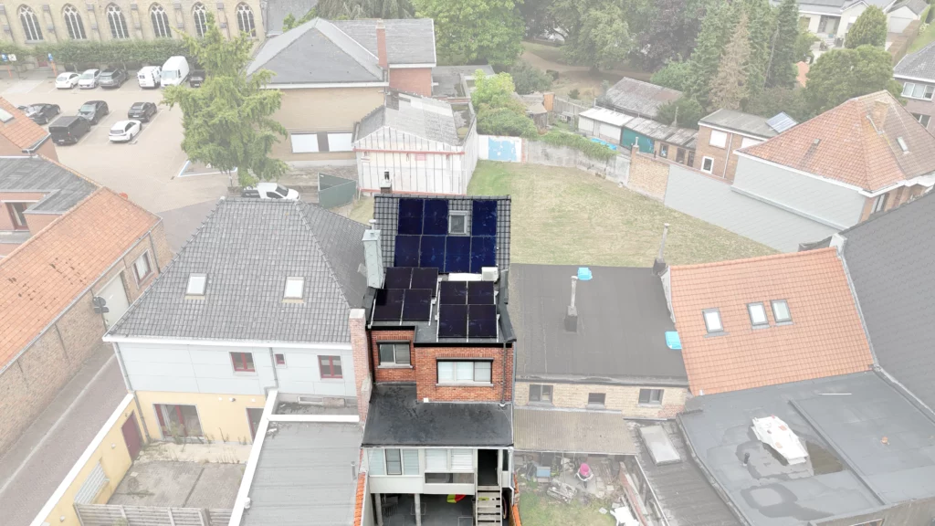 Volledige dakrenovatie met zonnepanelen te Zedelgem door Curodak Bouwgroep