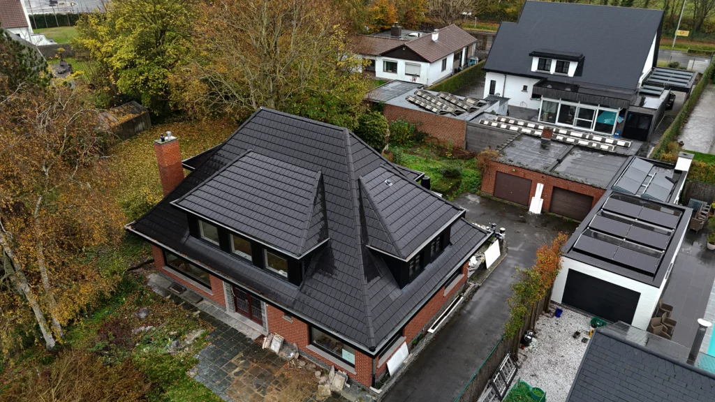 Ingelmunster dakrenovatie met noordbomen door Curodak Bouwgroep