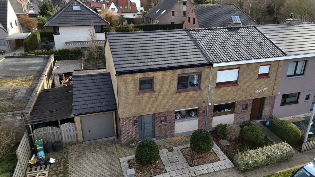 Duurzame dakrenovatie LA Escandella Planum tegelpan in antraciet door Curodak Bouwgroep